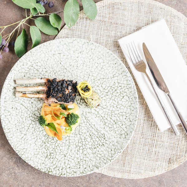 Sensoria Dolomites: Flitterwochen in Südtirol Gourmetgericht mit Lammkoteletts, Gemüse und dekorativem Besteck