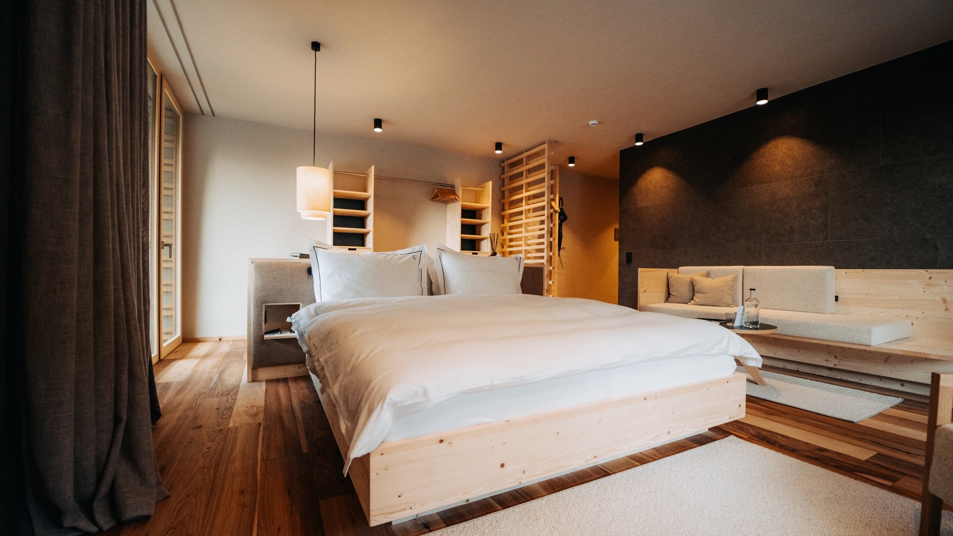 Sensoria: Private Spa Suite mit Whirlpool in Südtirol Modernes Schlafzimmer mit Holzfußboden und gemütlichem Bett