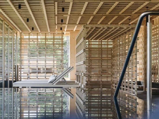 From hiking on Alpe di Siusi/Seiser Alm to the spa area Interior of a spa with wooden design and lounge chairs by the pool