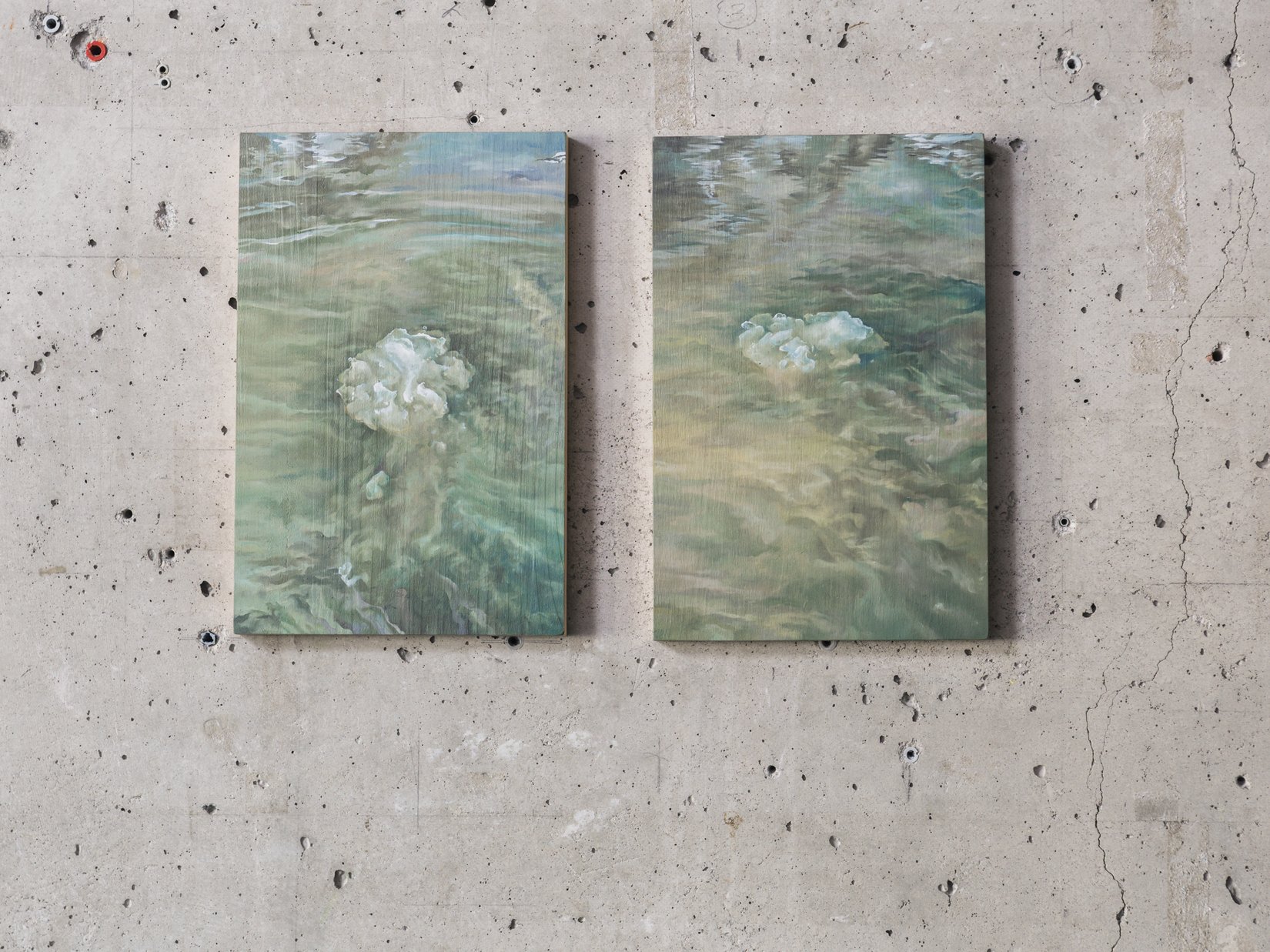 Sensoria Art Edition Zwei abstrakte Gemälde an einer Betonwand mit Bohrlöchern