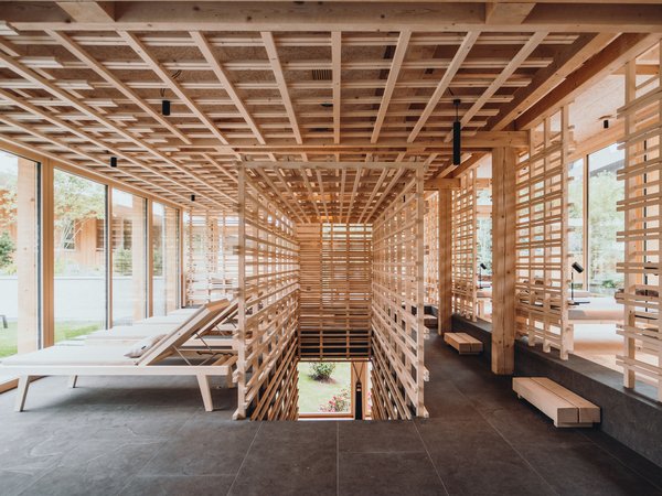 Wellness Aphrodite: Sensoria Dolomites among the winners Modern spa with wooden framework and lounge chairs by large windows