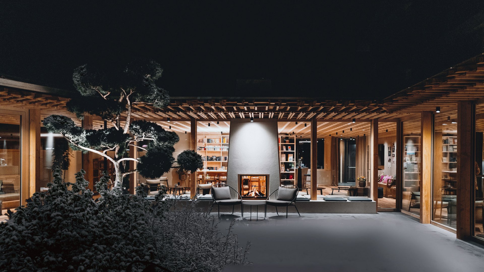 Sensoria Dolomites: il vostro hotel sull’Alpe di Siusi Casa moderna con camino acceso e giardino di notte