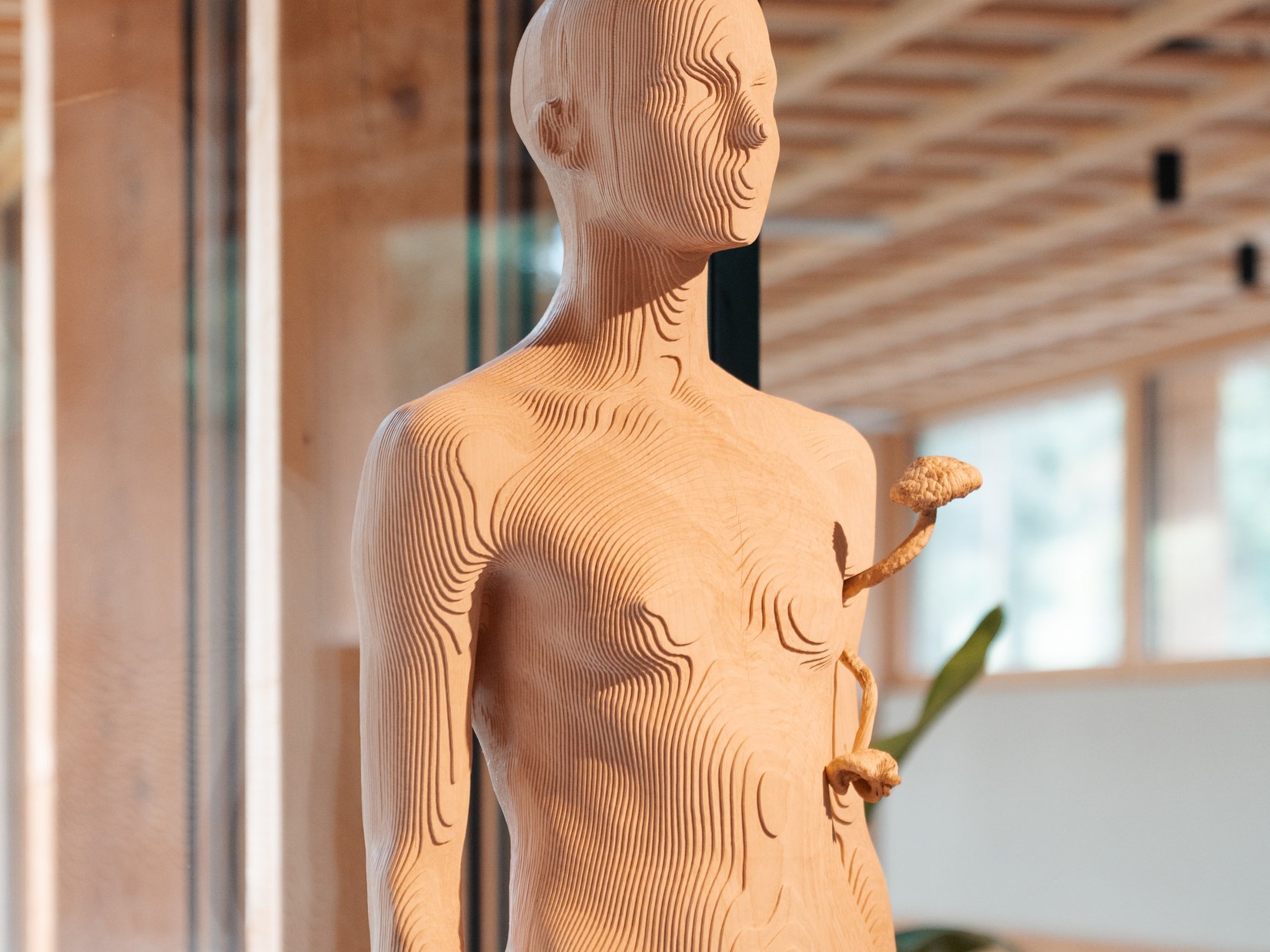 Sensoria Art Edition Holzskulptur eines abstrahierten menschlichen Körpers in modernem Raum