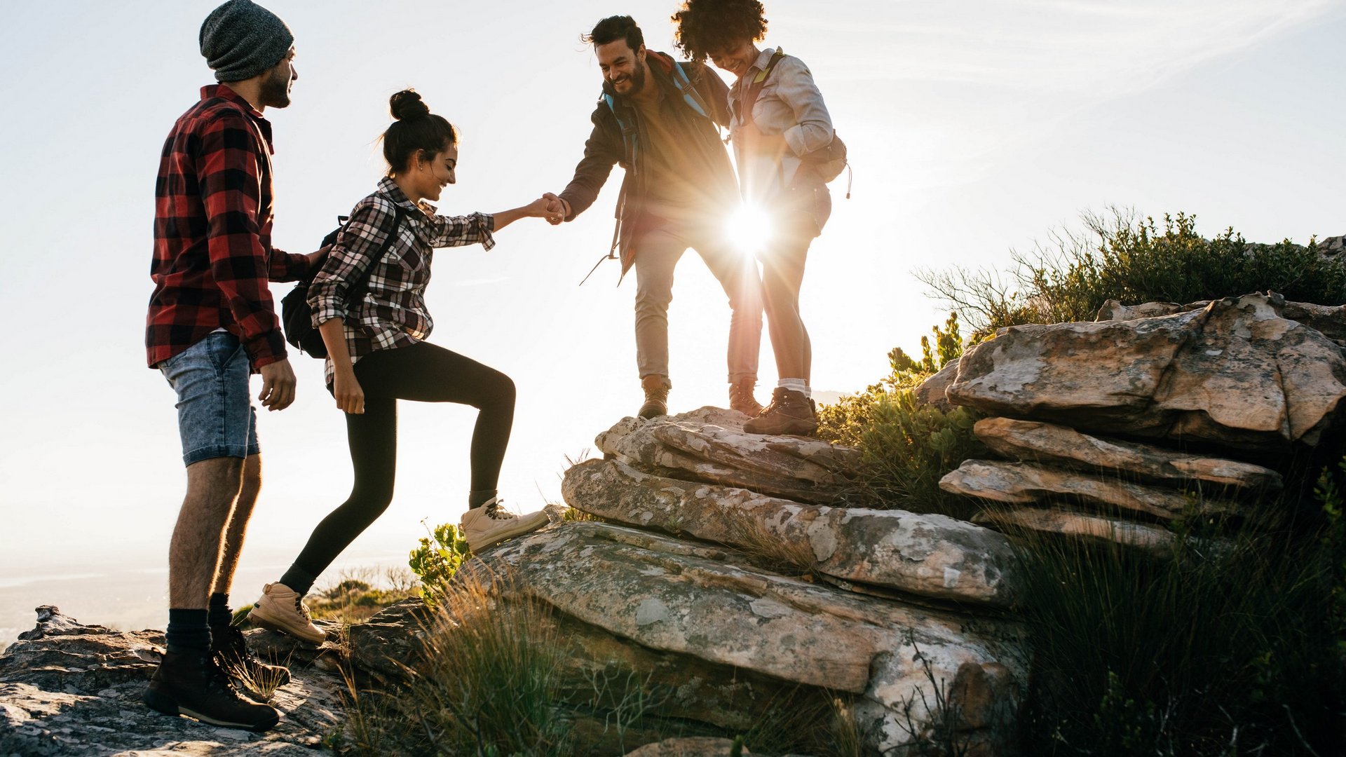 Hotel all’Alpe di Siusi: un tempio di energia per l’anima Amici si aiutano a scalare rocce al tramonto