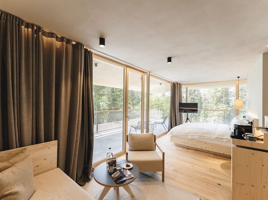 Vacanza all’Alpe di Siusi: Sensoria Dolomites Camera d'hotel moderna con balcone e vista sul bosco