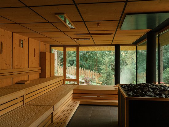Sensoria: Private Spa Suite mit Whirlpool in Südtirol Saunaraum aus Holz mit großen Fenstern und Blick ins Grüne
