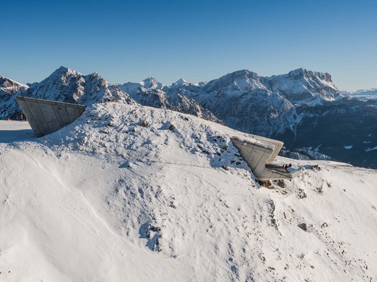 Sensoria Art Edition 01 Moderne Aussichtsplattform aus Beton auf schneebedecktem Berg in den Alpen
