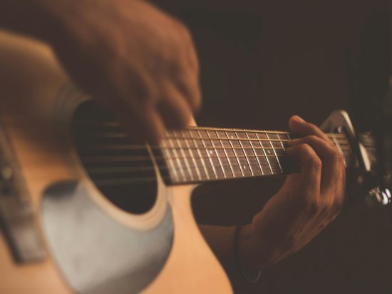 Sensoria Art Edition 01 Nahaufnahme einer Person, die eine Akustikgitarre spielt