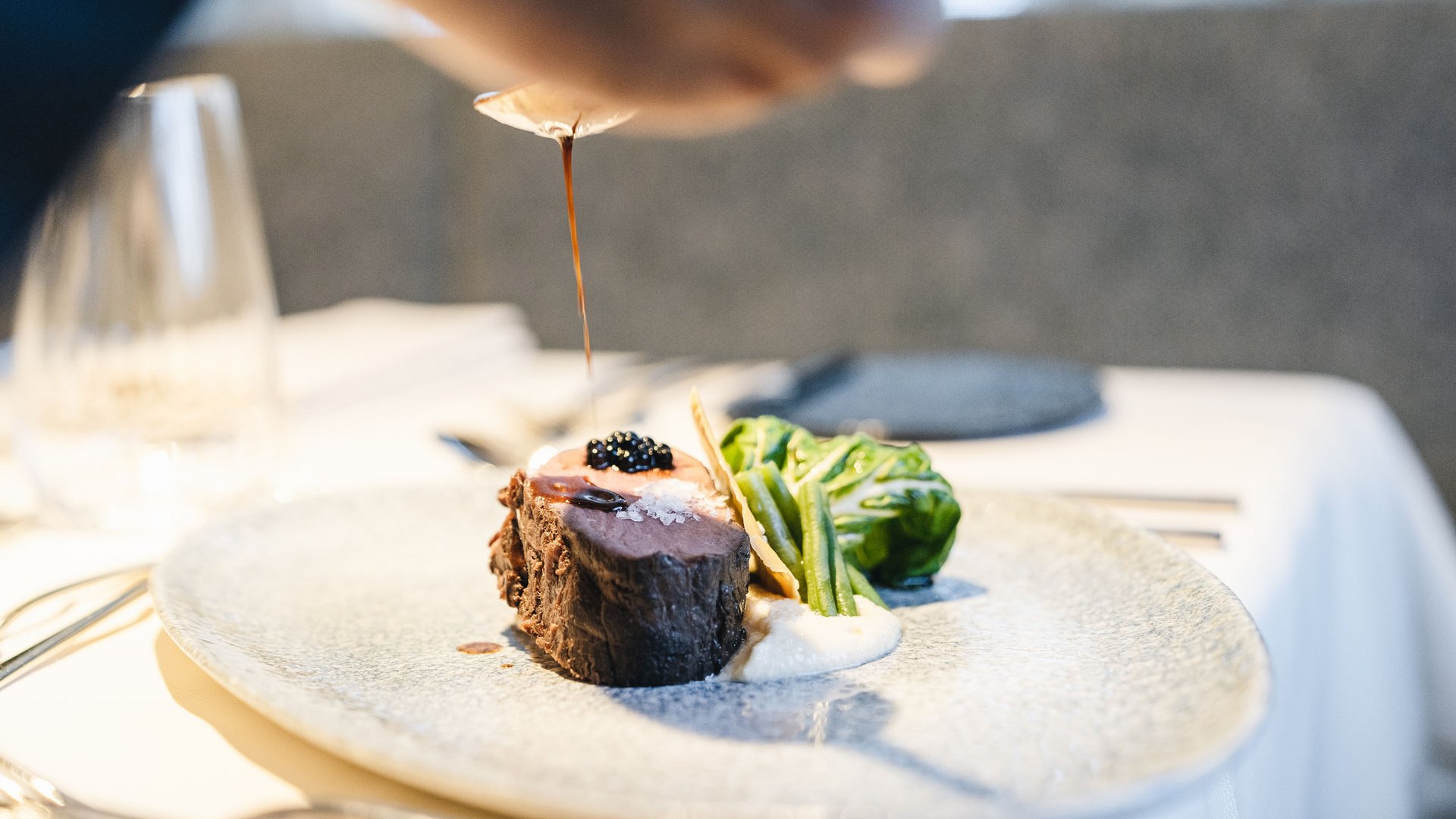 Sensoria Dolomites: il vostro hotel sull’Alpe di Siusi Filetto con salsa, verdure verdi e purè su piatto