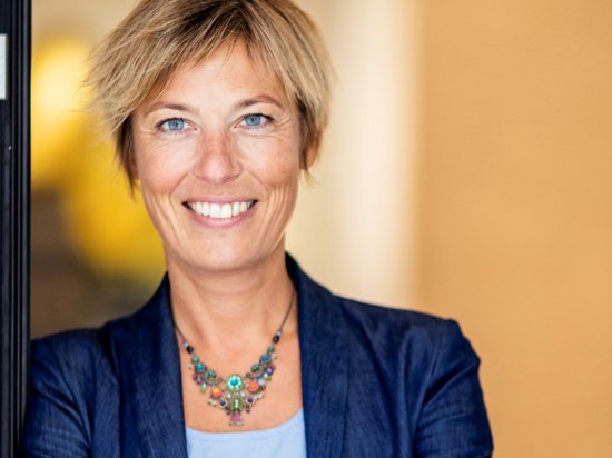 My Olympic Mindset Retreat 2026 Donna con giacca blu sorride fiduciosa con le braccia incrociate