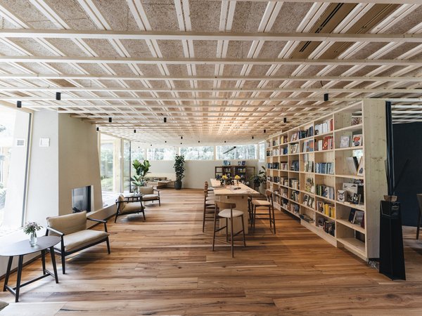 Wellness Aphrodite: Sensoria Dolomites among the winners Bright modern room with wooden floor, bookshelf, and seating area