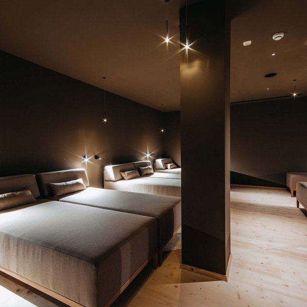 Sensoria Dolomites: Wellnesshotel in den Dolomiten Ruheraum mit modernen Liegen und warmem Licht