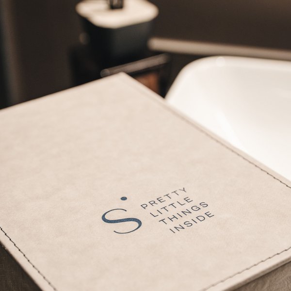 Romantischer Kurzurlaub für Verliebte – Sensoria Dolomites Beige Box mit Aufschrift Pretty Little Things Inside auf einem Tisch