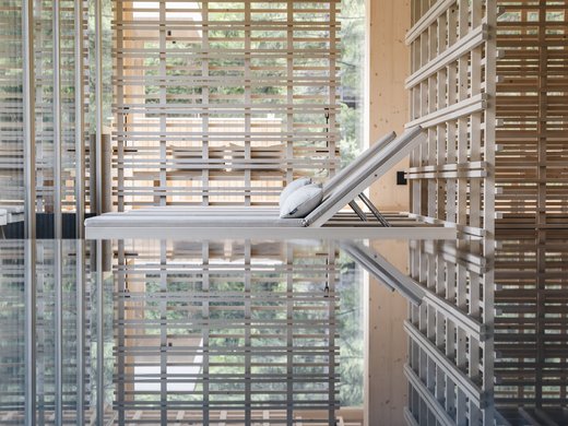 Inklusivleistungen – last minute nach Südtirol Moderne Holzarchitektur mit Liegestuhl und Reflexion im Wasser