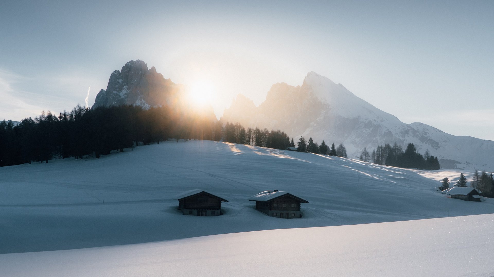 Settimana bianca sulle Dolomiti, al Sensoria Dolomites Alba sopra baite innevate tra le montagne