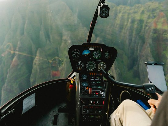 Ein Helikopterflug in den Dolomiten – Augenblicke über den Gipfeln Blick auf die Berge vom Inneren eines Helikopters mit sichtbaren Instrumenten