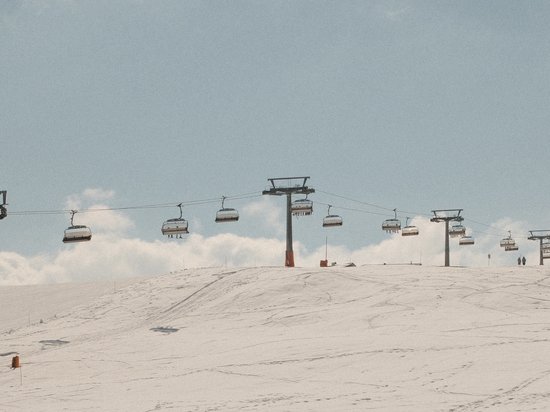 Offers – holidays in the Dolomites UNESCO World Heritage Chairlift over snowy ski slope under clear sky