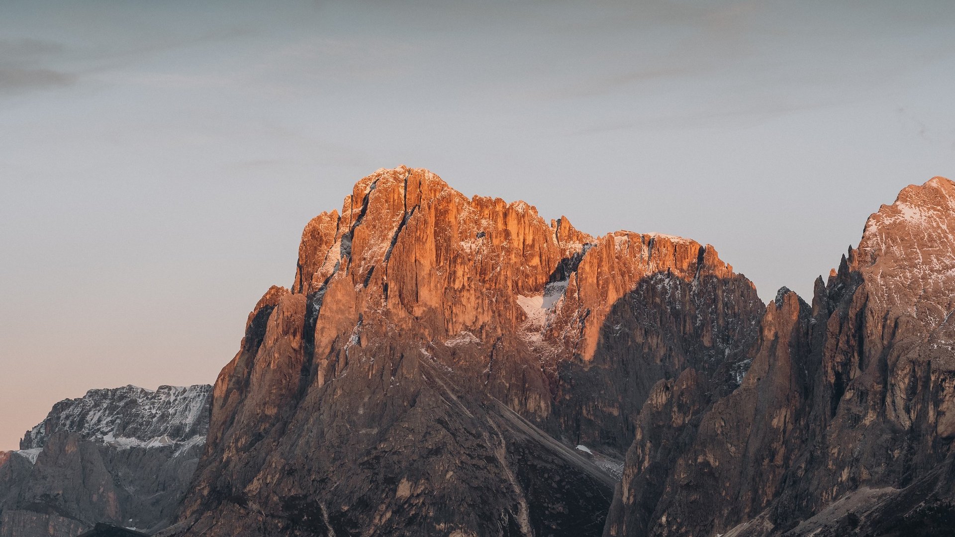 Settimana bianca sulle Dolomiti, al Sensoria Dolomites Vette illuminate dal sole al tramonto con neve leggera in alta montagna