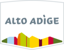 Logo grafico con il testo Alto Adige e forme di montagne colorate