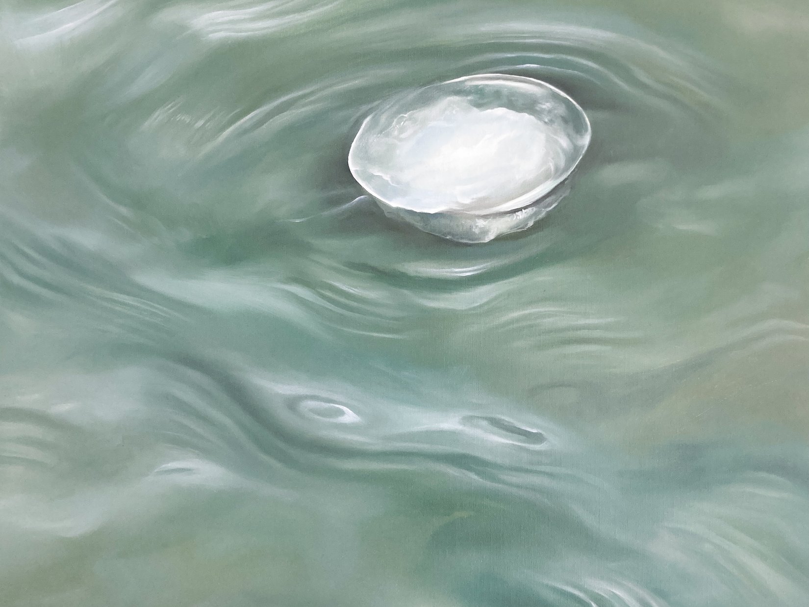 Sensoria Art Edition Eisstück schwimmt auf ruhigem Wasser mit sanften Wellen