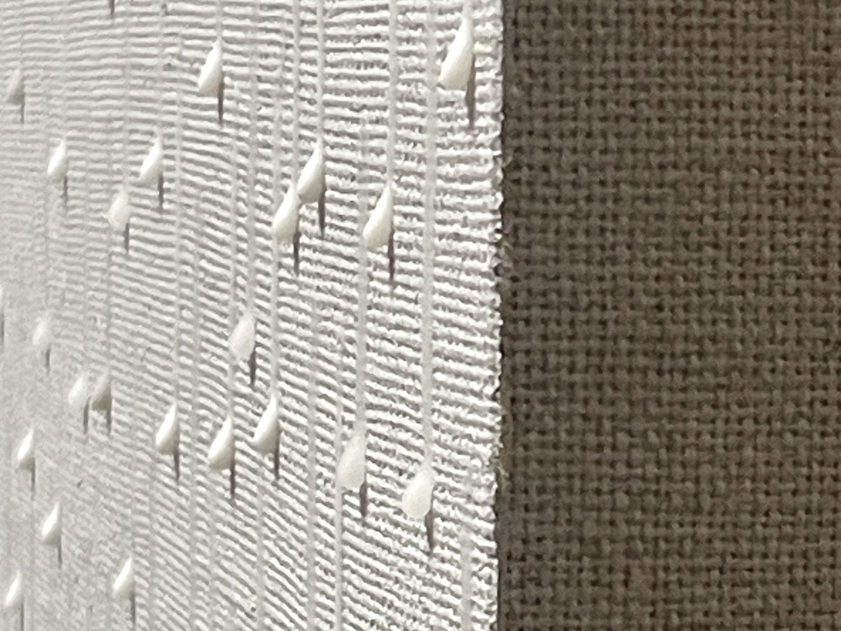 Sensoria Art Edition Nahaufnahme von weißem Klebstoff auf grober Stoffunterlage