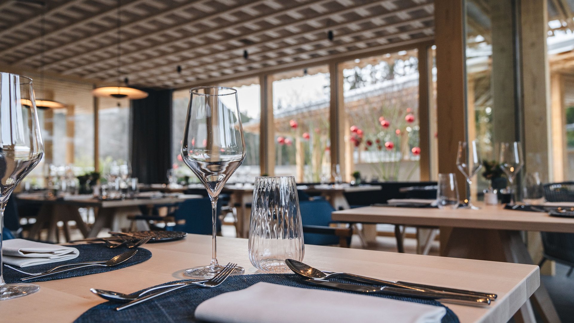 Luoghi energetici e apoteosi di gusto: Ristorante Anima Tavolo elegante apparecchiato in ristorante moderno con bicchiere e posate