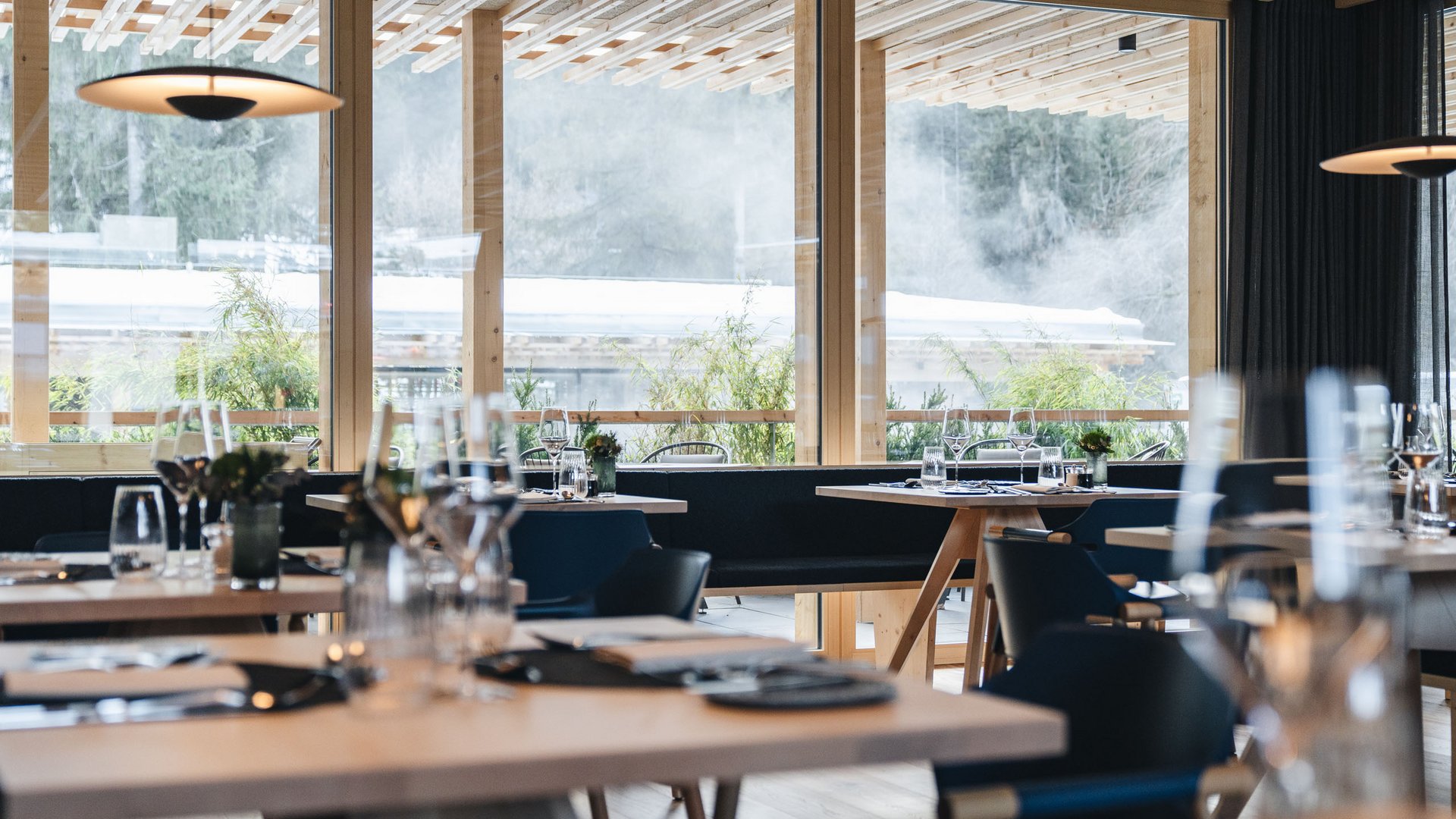 Hotel gourmet in Alto Adige: Sensoria Dolomites Ristorante moderno con elementi in legno e tavoli apparecchiati