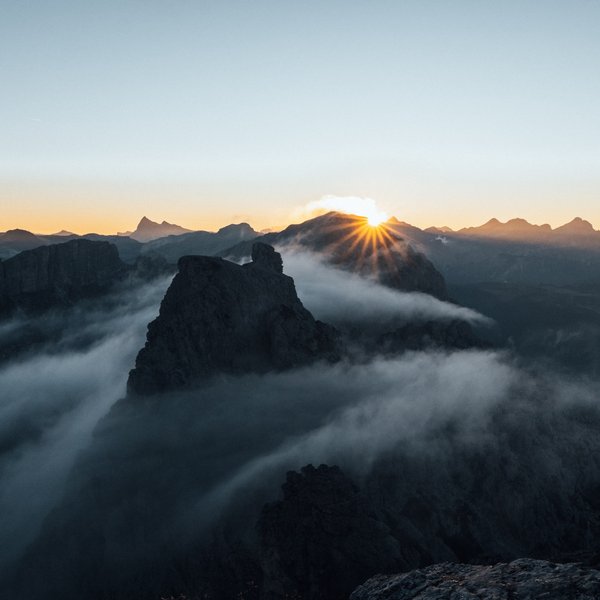 Sensoria Dolomites: Wellnesshotel in den Dolomiten Sonnenaufgang über nebligen Bergen mit klarer Himmel