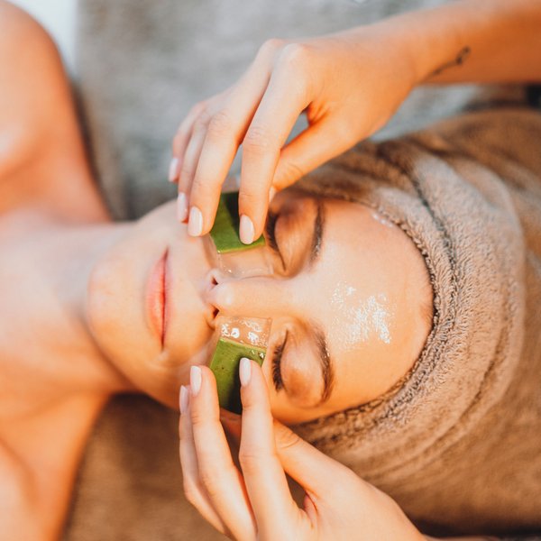 Sensoria Dolomites: Babymoon in Südtirol Frau erhält Gesichtsbehandlung mit Aloe Vera Gel im Spa