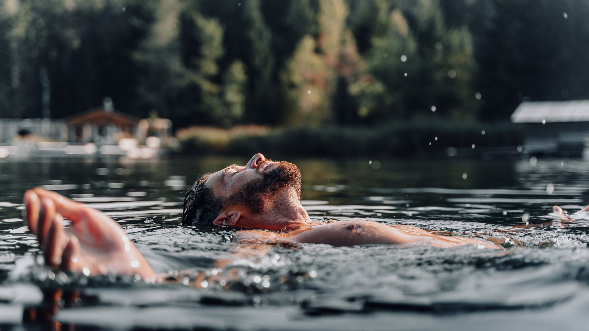 Hotel all’Alpe di Siusi: un tempio di energia per l’anima Uomo che galleggia rilassato sulla schiena in un lago calmo