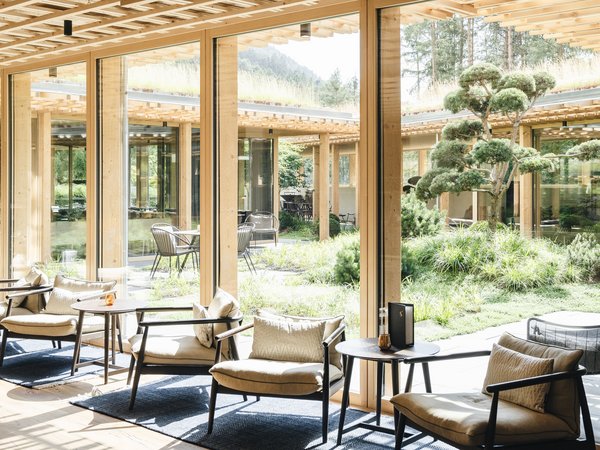 Wellness Aphrodite: Sensoria Dolomites among the winners Cozy seating area with large glass windows overlooking garden