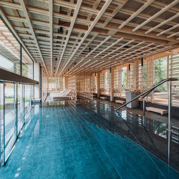 Sensoria Dolomites: Babymoon in Südtirol Moderner Spa-Bereich mit Innenpool und Holzdecke