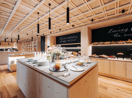 Unser Genussmarkt – perfekt für Ihr Romantikwochenende Modernes Holzrestaurant mit Buffet und abgedecktem Essen auf der Theke