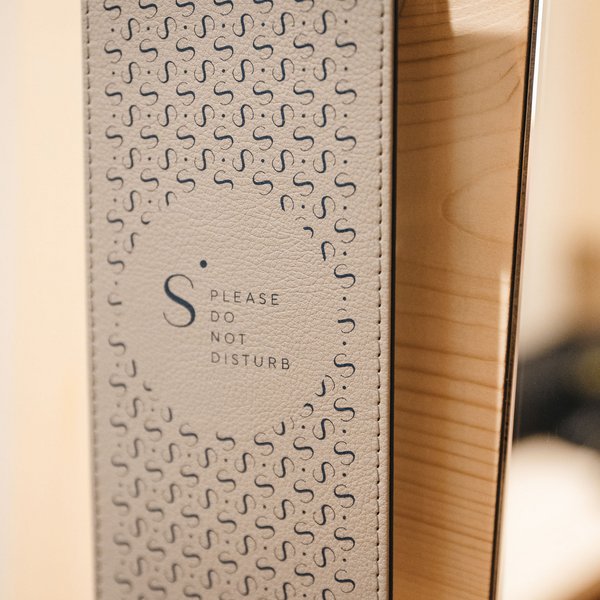 Romantischer Kurzurlaub für Verliebte – Sensoria Dolomites Türschild bitte nicht stören mit dekorativem Muster