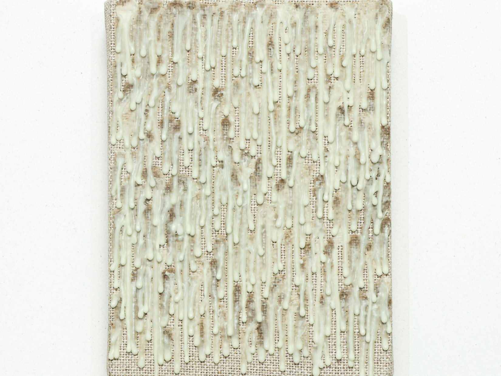 Sensoria Art Edition Kunstwerk mit schwarzem Stoff und weißen Tropfen auf weißem Hintergrund