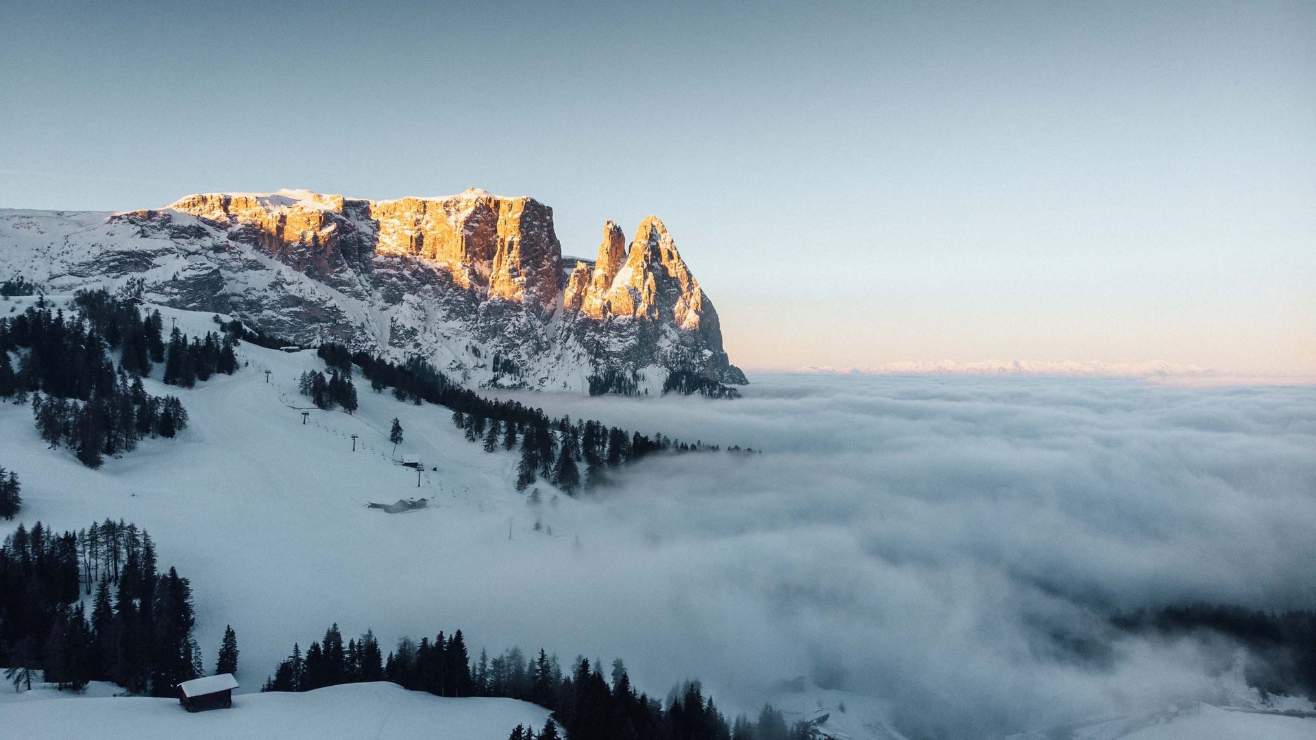 Kraftorte in Südtirol Schneebedeckte Berge bei Sonnenlicht mit Nebel im Tal