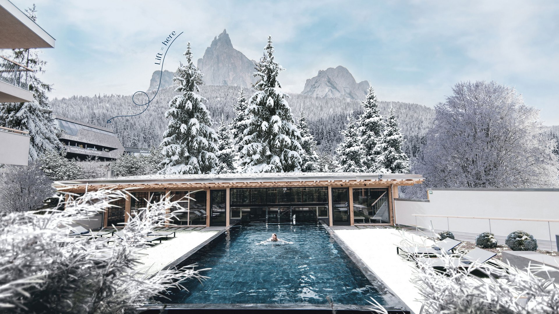Settimana bianca sulle Dolomiti, al Sensoria Dolomites Persona che nuota in piscina con alberi innevati e montagne sullo sfondo