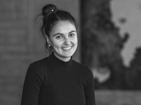 Sensoria Art Edition Porträt einer lächelnden Frau mit hochgestecktem Haar in Schwarz-Weiß