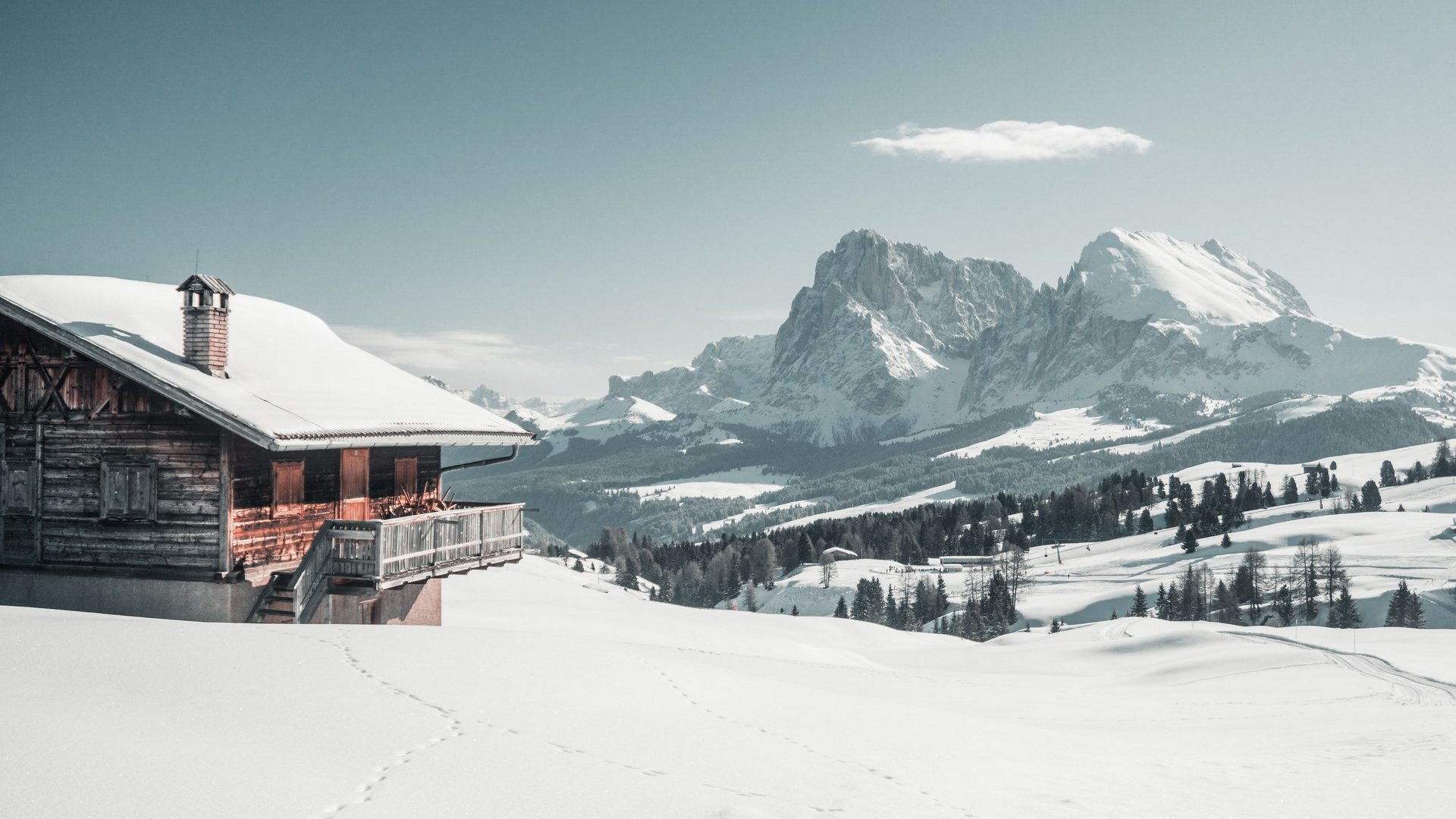 Settimana bianca sulle Dolomiti, al Sensoria Dolomites Casa coperta di neve con montagne sullo sfondo e cielo limpido